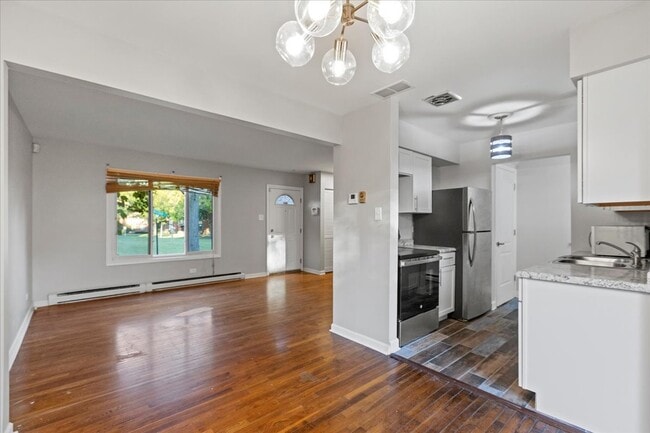 Photo - 1S239 Stratford Ln