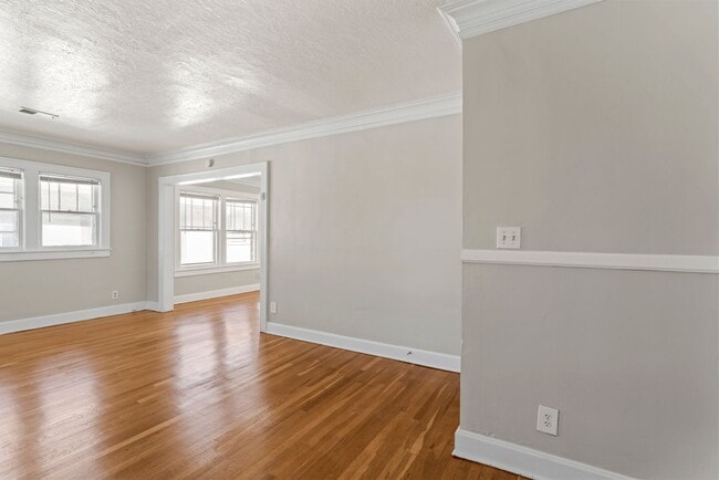 Photo - Charming 2-Bedroom Apartment Near UMKC – H...