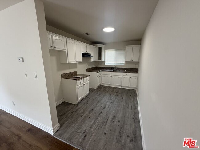 660 W 94th St