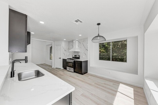 Photo - 917 Satellite View