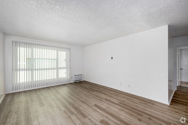1BR, 1BA - 740SF - Living Room