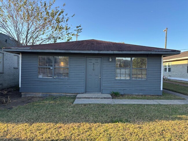 Photo - 819 Ramsey St