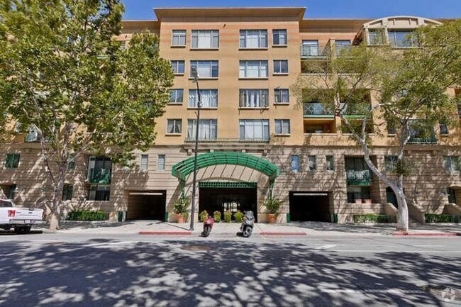 Building Photo - Beautiful Condo in Downtown San Jose. Grea...