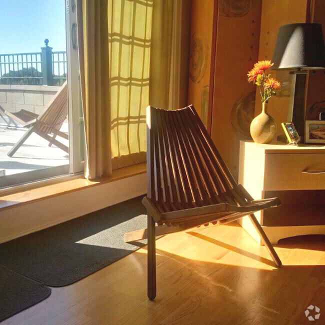Building Photo - Fully Furnished Executive Condo in Downtow... Unit 6B