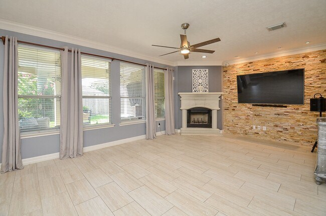 Photo - 20111 Lakespire Dr