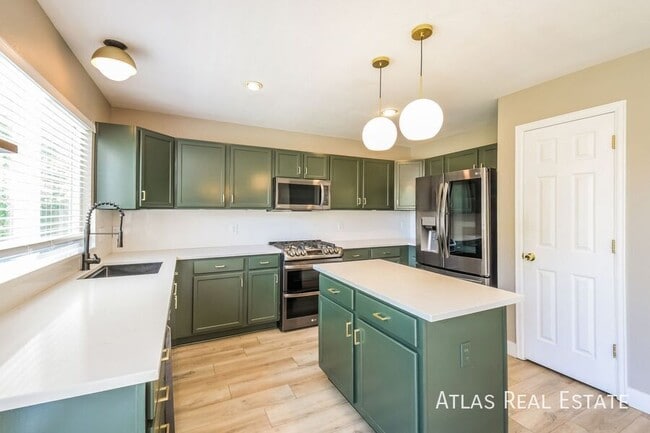 Building Photo - 5541 Spruce Ave Rental
