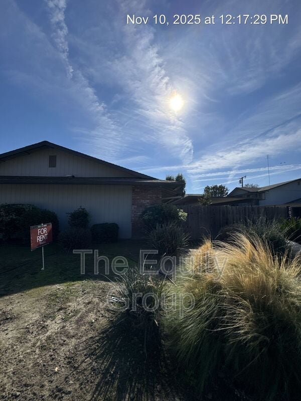 Building Photo - 701 E Noble Ave Unit 4