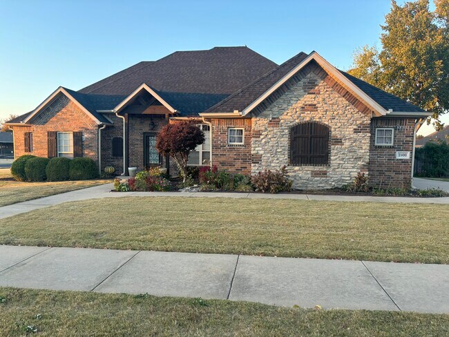Photo - 2400 SW Chinquapin Ave House