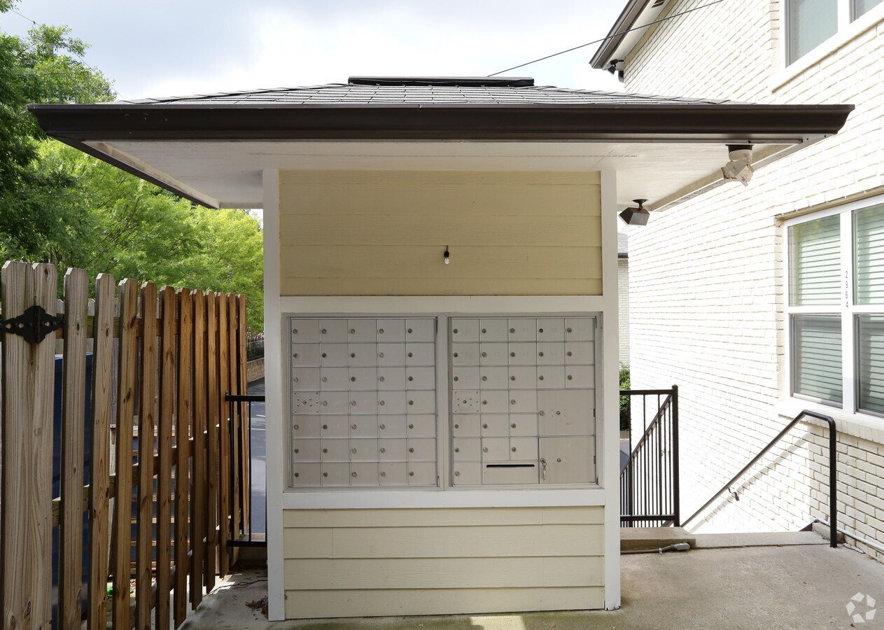 Correo - Gateway Courtyard