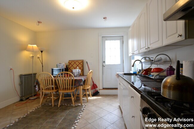 Photo - 272 Crescent St Unidad 2