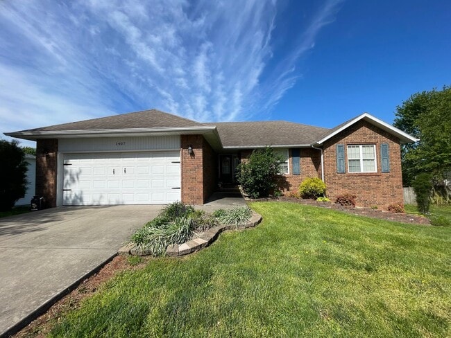 Building Photo - FULLY FURNISHED 4 BEDROOM, WALKOUT BASEMENT - SHORT TERM 6 MONTH RENTAL AVAILABLE IN OZARK!