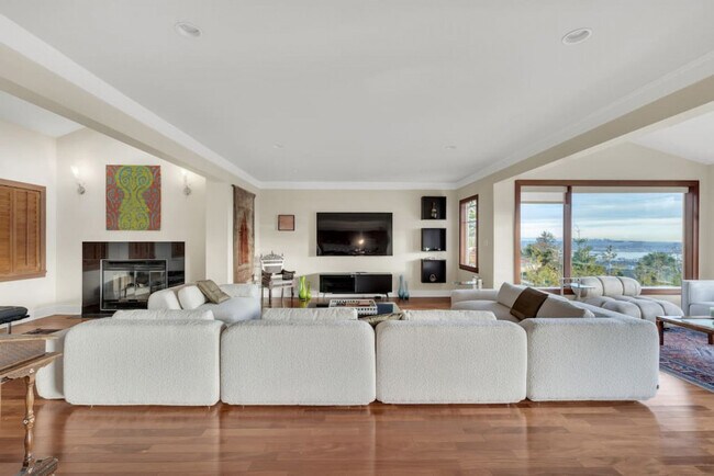 Photo - 1035 King Georges Way Unit ID1051774P