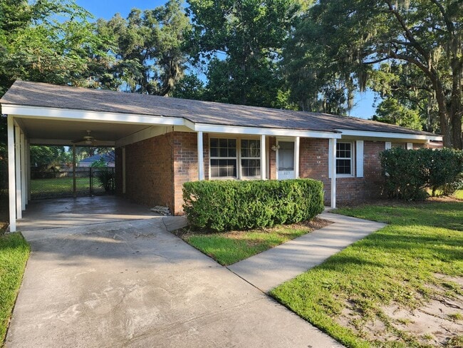 Building Photo - Available Mid August- 3bd, 2ba home with C...