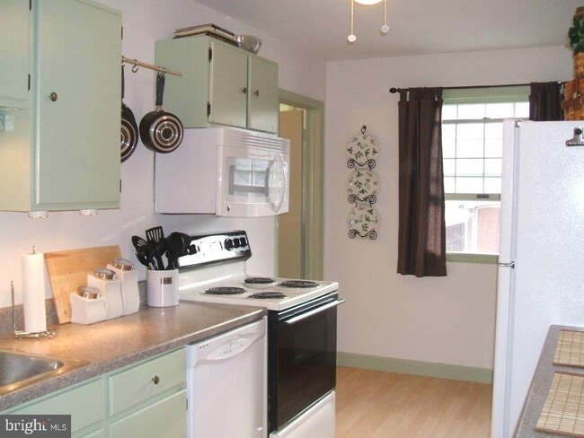 Photo - 401 W Walnut St Unit BLDG #2 REAR- APT 2