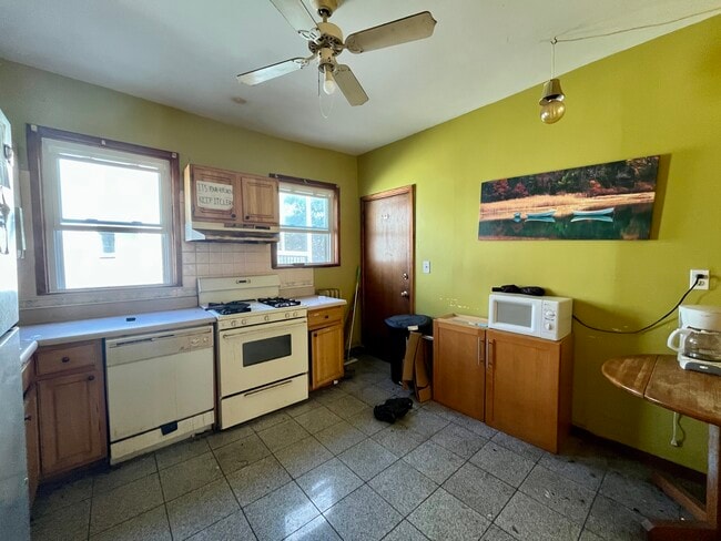 Building Photo - 49 Beech Glen St Unit #3