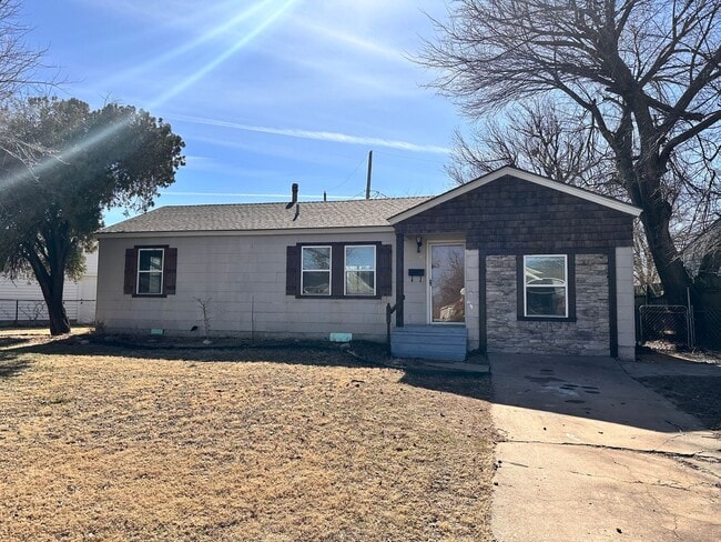 Building Photo - Beautiful 3 bedroom 1.5 bath close to Tinker Air Force Base