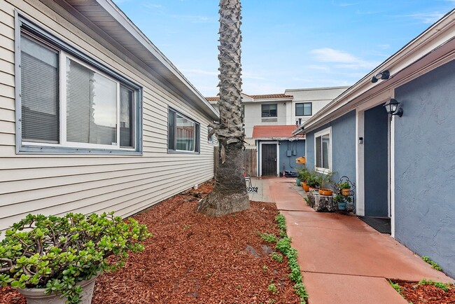 Building Photo - 4025 La Salle St Unit 4029