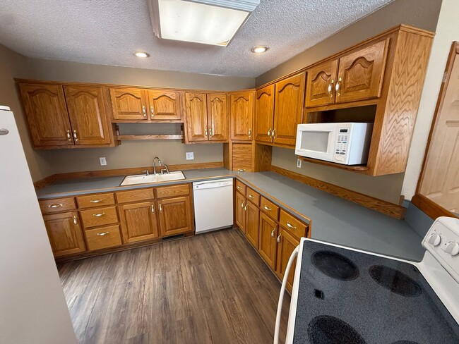 Photo - Spacious 5 Bedroom Home in a Peaceful Country Setting