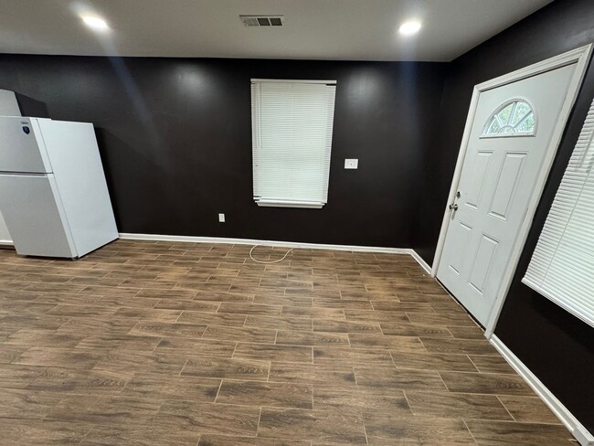 Photo - 1555 Swan Ave