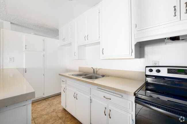 1BR, 1BA - 700SF - Kitchen