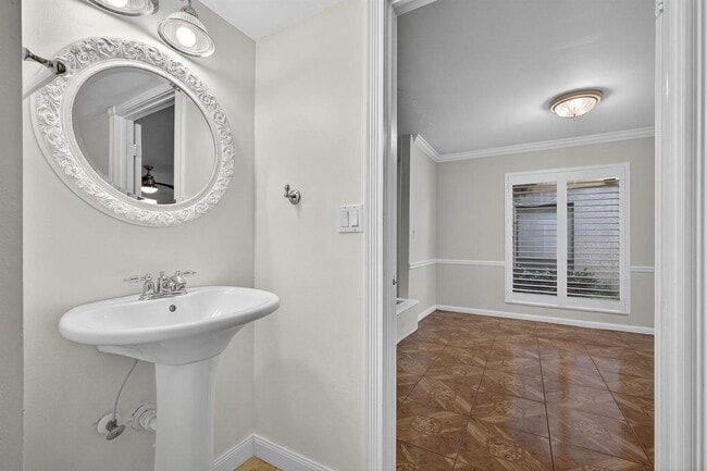 Photo - 323 Sandtree Dr