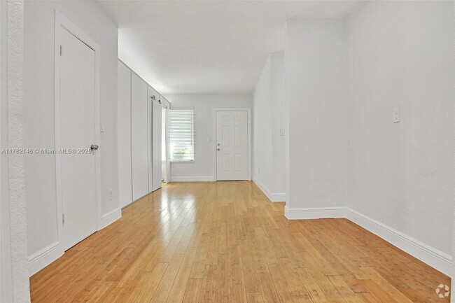 Building Photo - 7325 Carlyle Ave Unit 5 Rental