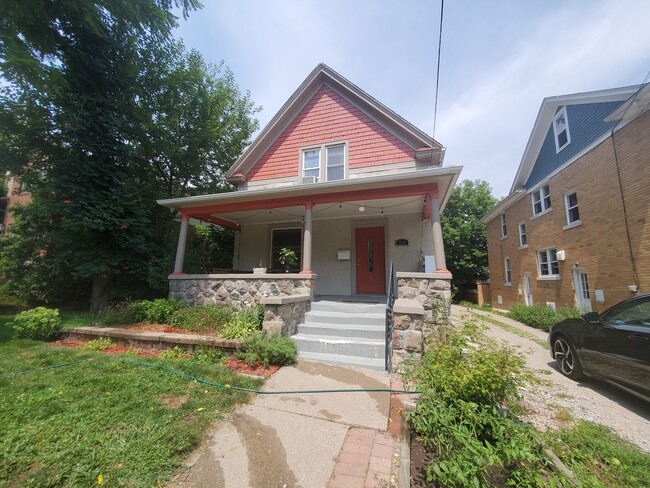 Building Photo - 910 W Huron St Rental