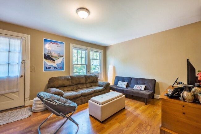 Photo - NW Rowhouse Near Georgetown University & Hospital Available Early August