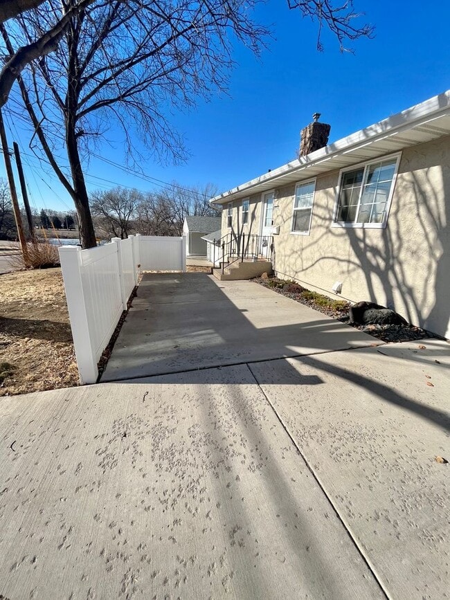 Photo - 3 Bed/2 Bath Lakefront Rental Home in Sioux Falls!