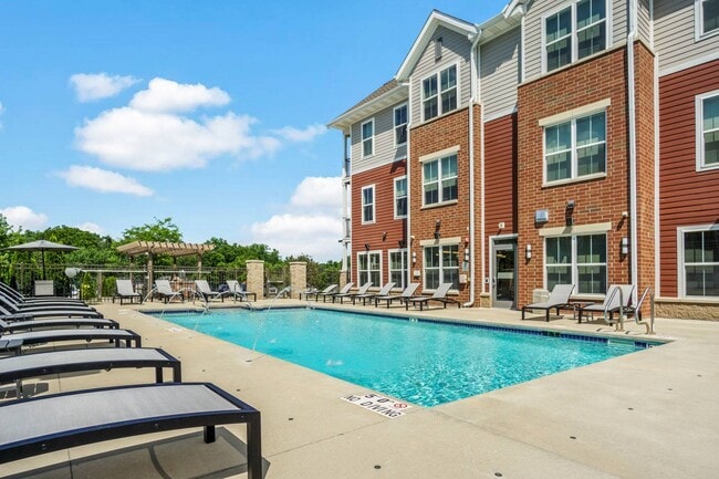 Elan Apartments Sparkling Outdoor Pool