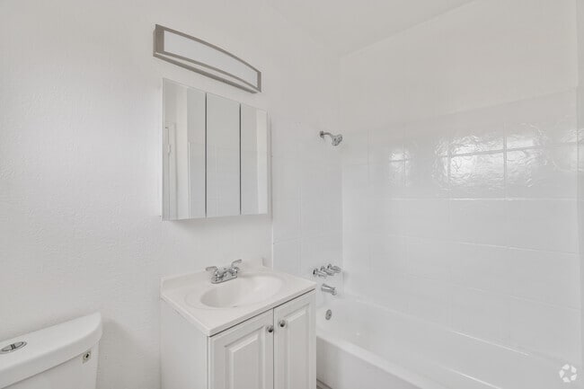1BR, 1BA - 460SF - Bathroom