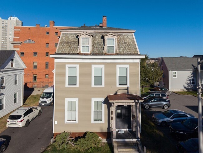 Building Photo - 10 Sycamore St Unit 2