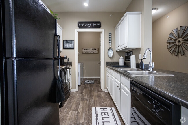 2 BR, 2 BA - 1,039SF
