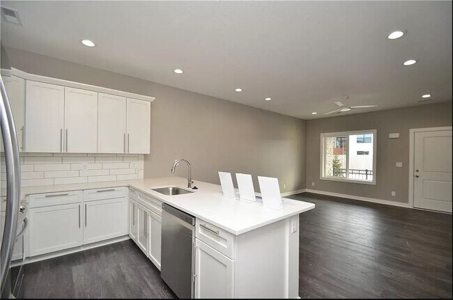 Photo - 660 SE Greyson Ln