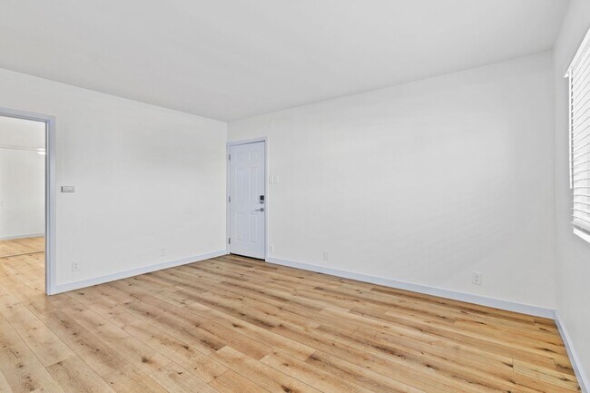 Photo - 1078 E 7th St Unit 01