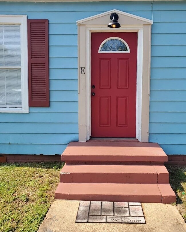 Building Photo - Affordable 2 Bed 1 Bath Home Close to Downtown Pensacola