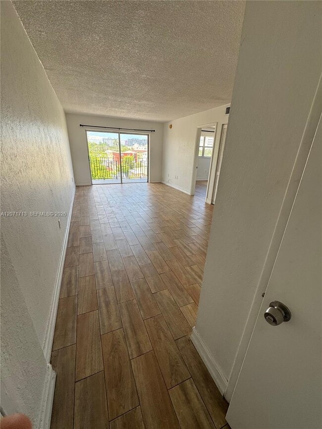 Building Photo - 444 SW 4th St Unit 402
