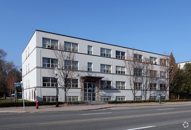 Building Photo - 206 Lakeshore Rd E