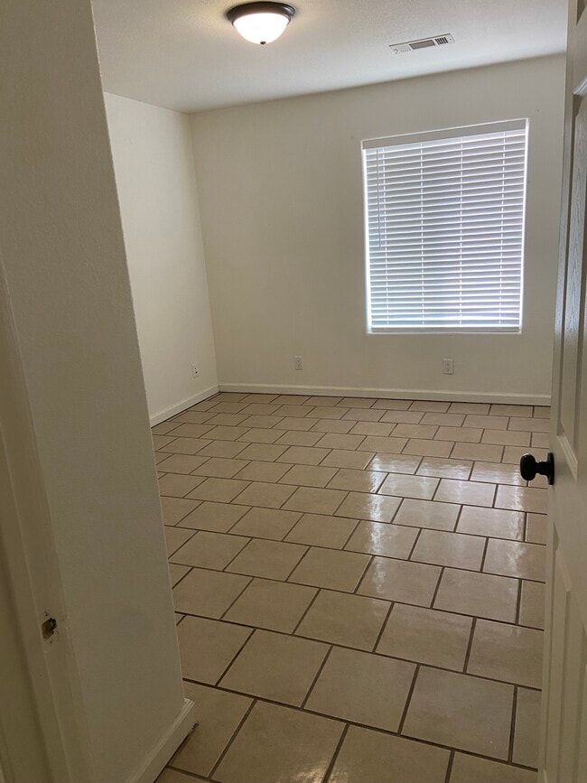 Dormitorio - 8130 Heather Ave