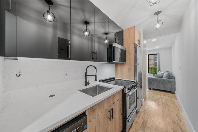 Building Photo - 514 E 188th St Rental
