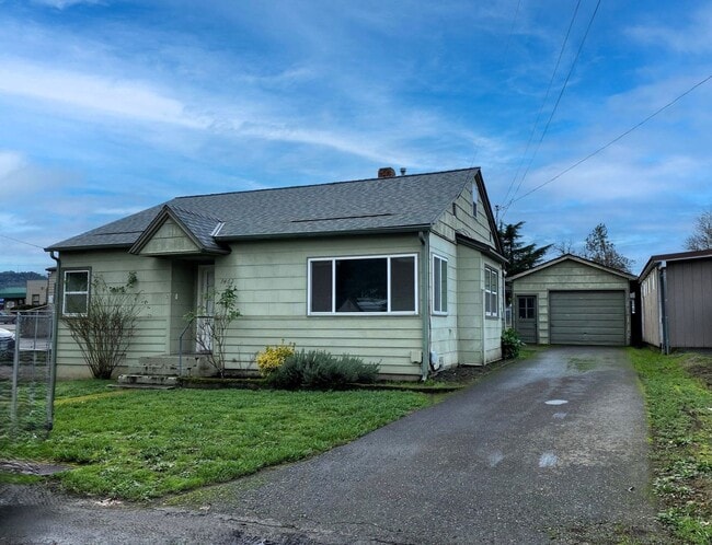 Building Photo - 3 Bedroom 1.5 Bath House