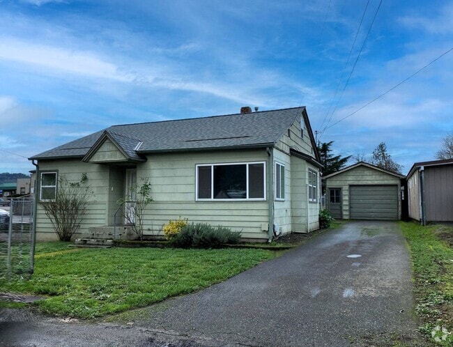 Building Photo - 3 Bedroom 1.5 Bath House
