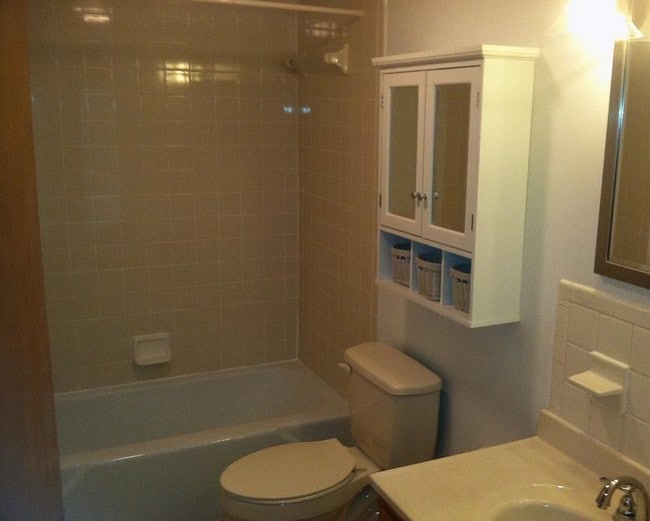 Bath - Victorian Arms Apartments