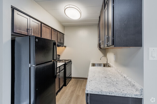 2BR, 2BA - 950SF - Kitchen - Carriage Park Apartments