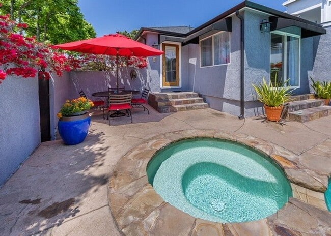 Photo - PRIVATE HOUSE.. POOL. 3 Bedroom + 2 Bath. In UNIT WASHER / DRYER