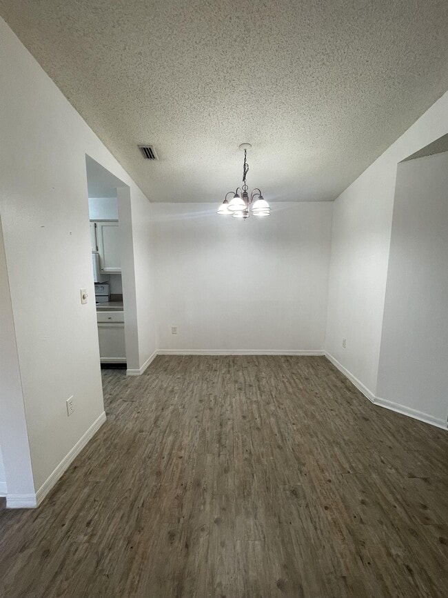 Photo - 202 Riverbend Dr