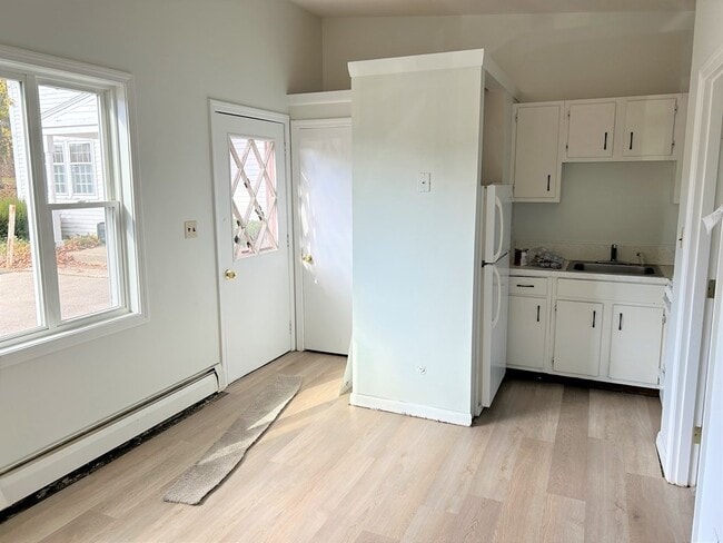 Building Photo - 9 Summer St Unit b