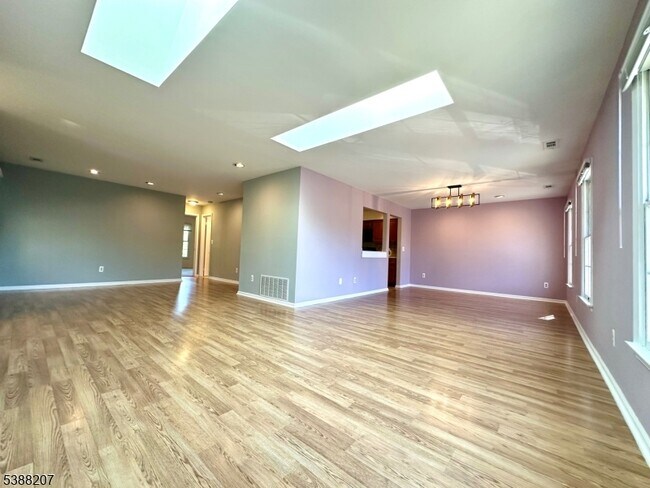 Photo - 184 Milkweed Ct