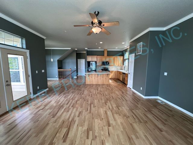 THE FIRST FULL MONTH'S RENT IS FREE! Charming 3-Bedroom Tri-Level Retreat in Estacada with Spacio...