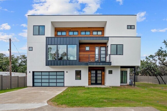 Photo - 200 Lake Hills Dr N